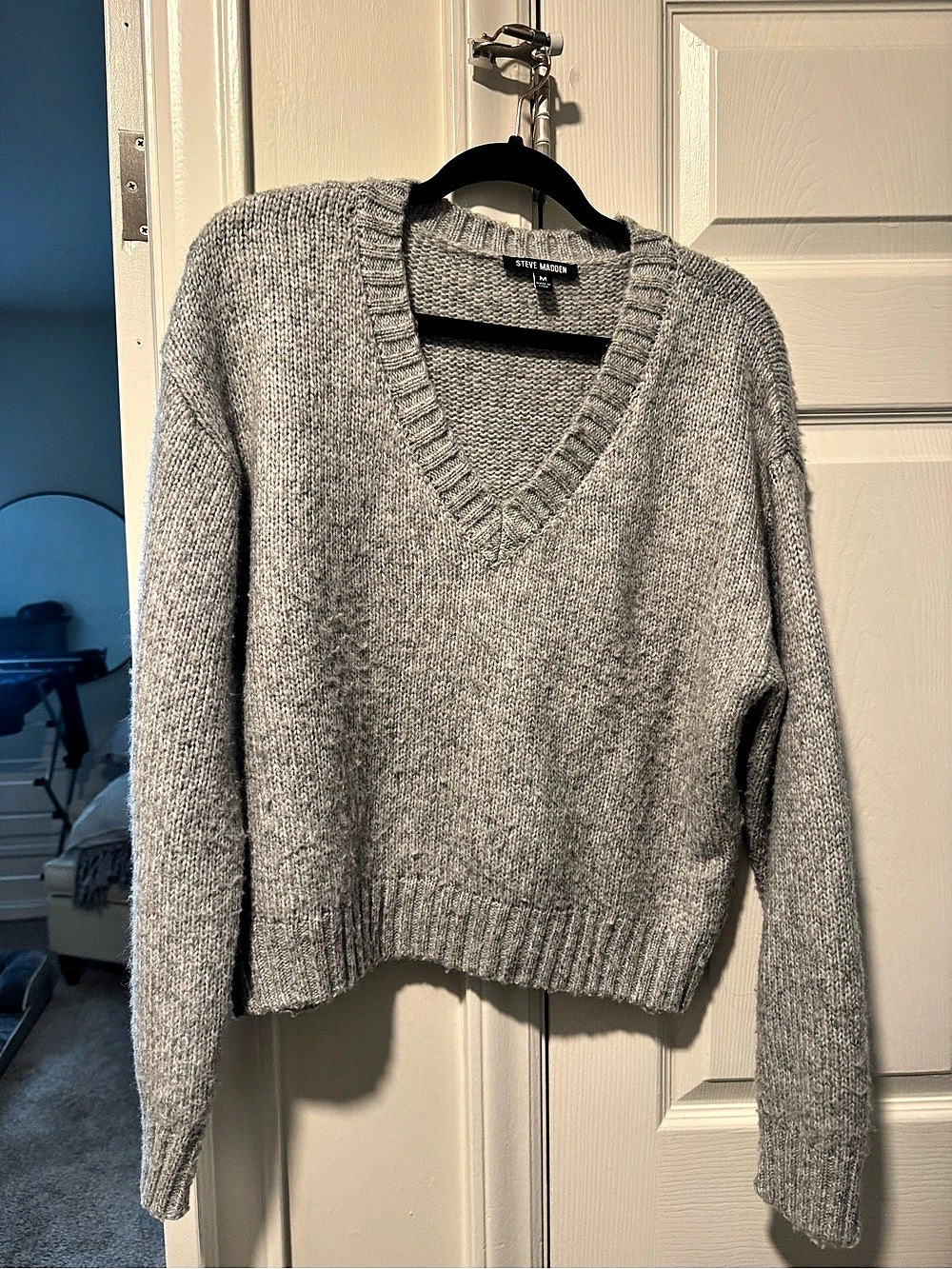 Steve Madden V-Neck Sweater in Gray Size Medium Like New
